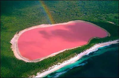 Quel pays a un lac rose naturellement coloré ?