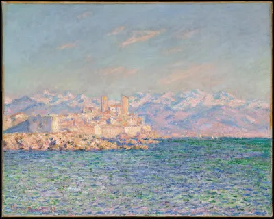Nous devons cette magnifique vue du port et des Alpes enneigées à Claude Monet. Sur le tableau on peut apercevoir le Fort carré, construit à la Renaissance. Quelle est cette ville des Alpes-Maritimes ?