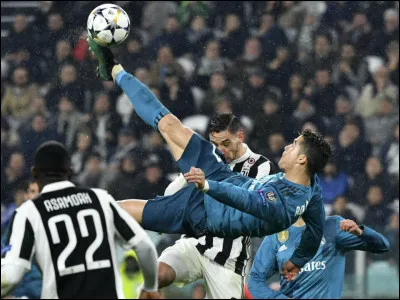 Lors de quel match a-t-il réalisé un retourné acrobatique, considéré comme lun des plus beaux buts de sa carrière ?