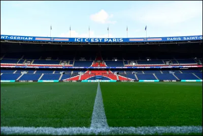 Quel est le nom du stade du Paris Saint-Germain, situé dans le 16e arrondissement de Paris ?