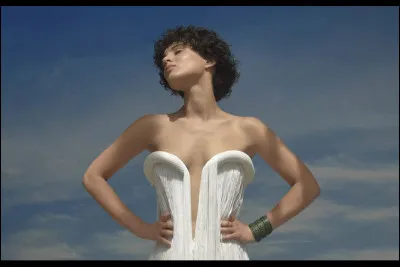 Complétez les paroles de la chanson "Voilà" de Barbara Pravi : 
"Voilà, voilà, voilà, voilà qui je suis
Me voilà, même si mise à nu, j'ai peur, oui
Me voilà dans le bruit et ....... "