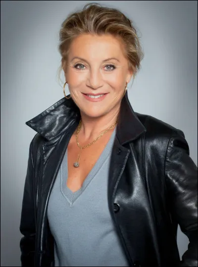 Quel groupe musical intègre-t-elle en 1962 ?