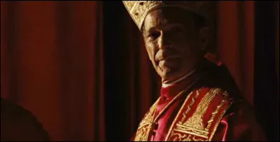 Marco Fiorini joue un cardinal victime d'enlèvement et qui devient le pape Luc, dans...
