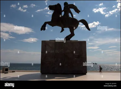 En quoi s'est métamorphosé Poséidon pour séduire Amphitrite ?