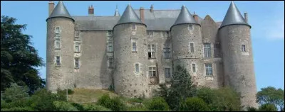 Quel cours d'eau le château de Luynes surplombe-t-il ?