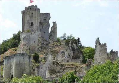 De quelle époque datent l'agglomération fortifiée et les forges de Lavardin ?