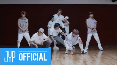 Dans le clip de "Easy", certains membres portaient des masques spéciaux. Qu'est-ce que c'était ?