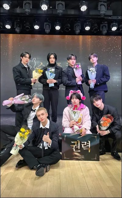 Enfin, quelle lettre du logo de Stray Kids est souvent écrite en rouge ?