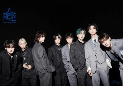 Sur cette photo, qui est le membre ayant les cheveux bleu-vert ?