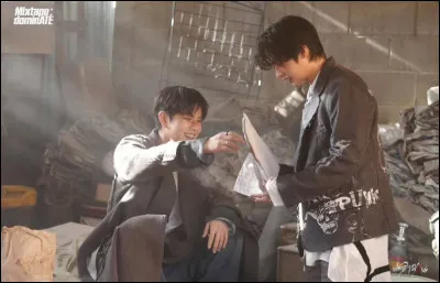 Bien, commençons les questions un peu plus sérieuses. Dans l'album digital "Mixtape DominATE", combien y a-t-il de titres ?