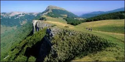 Quel est ce massif montagneux qui s'étend sur la bordure est du département ?