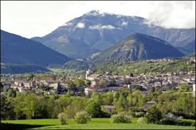 Quelle est cette petite sous-préfecture de 4 700 habitants, située dans l'est du département et arrosée par la rivière Drôme ?