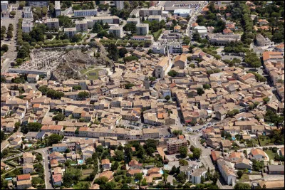 Quelle est cette ville de 13 000 habitants, située dans la vallée du Rhône, à proximité du site nucléaire du Tricastin ?