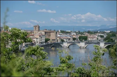 Quelle est cette ville de 30 000 habitants qui forme avec sa banlieue le deuxième pôle urbain du département avec 57 000 habitants ?