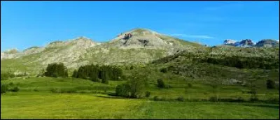 A quelle altitude situez vous le point culminant du département ?