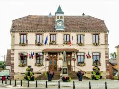 Nous sommes maintenant dans le Sundgau, à Montreux-Château. Commune de l'aire d'attraction Belfortaine, elle se situe dans l'ancienne région ...
