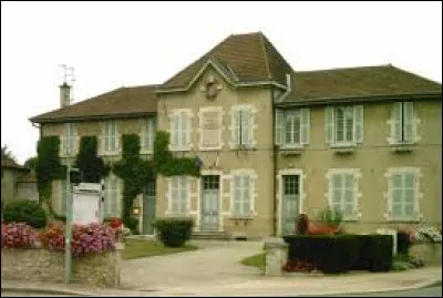 Je vous emmène dans le Revermont, à Saint-Just. Commune de l'aire d'attraction de Bourg-en-Bresse, elle se situe dans le département ...