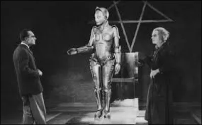 Quel film de 1927 a nécessité 9 mois de tournage et 36 000 figurants ?