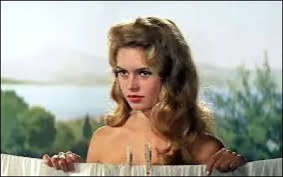 À quel âge Brigitte Bardot est-elle consacrée par le film "Et Dieu... créa la femme" ?