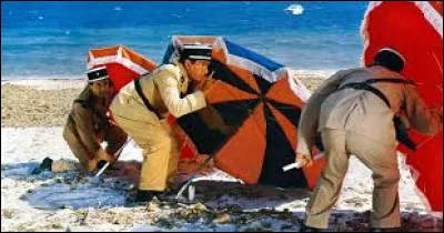 Dans quel film culte voit-on Ludovic Cruchot faire une arrestation d'un groupe de nudistes ?