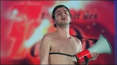 Quel célèbre animateur a plusieurs fois couru tout nu dans la rue avec un mégaphone ?
