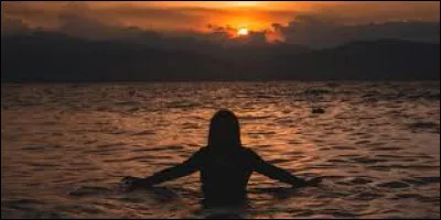 Comment nomme-t-on une baignade nocturne sans maillot de bain ?