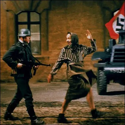 Dans quel film, sorti en 1998, Roberto Benigni incarne-t-il un père tentant de protéger son fils de la réalité des camps de concentration nazis en le faisant rire ?