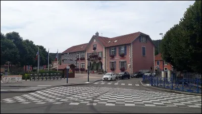 Quelle est cette ville de 5 000 habitants, située au nord de Belfort dans la vallée de la Savoureuse ?