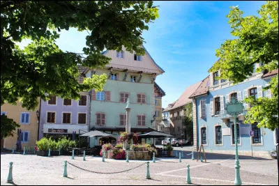 Quelle est cette ville de 5 600 habitants, la deuxième du département, située sur les premières collines du Jura, dans le sud du département ?