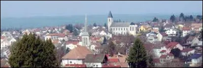 Quelle est cette ville de 5 000 habitants, également située sur les hauteurs du massif du Jura, dans le sud-ouest du département et dont l'histoire est liée à l'industrie, notamment à l'entreprise Japy ?