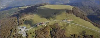 Quelle est l'altitude du point culminant du département ?