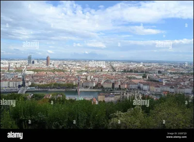 Quel est le nom du parc situé sur une ancienne colline, offrant une vue panoramique sur Lyon ?