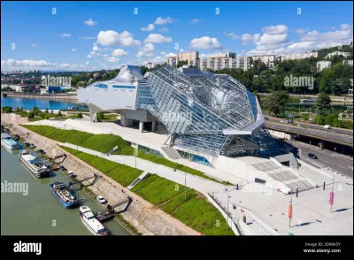 Quelle est la particularité architecturale du quartier de la Confluence à Lyon ?