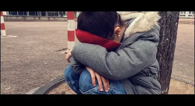 Ton ami(e) se fait embêter. Que fais-tu ?