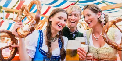 Le plus grand festival de la bière au monde attire chaque année des millions de visiteurs venus déguster des litres de bière en tenue traditionnelle. Dans quelle ville a-t-il lieu ?