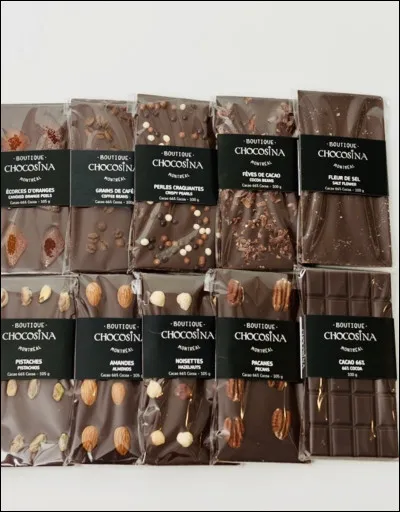 Tiens ! Nous nous retrouvons au supermarché. Oh, mais je vois ici une tablette de chocolat vraiment chère ! Je râle...