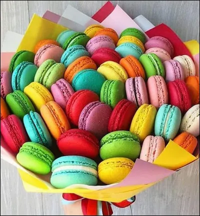 Les macarons sont des mignardises préparées à base d'amandes concassées.