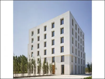 Parmi les règles de larchitecture haussmannienne, un bâtiment doit comporter au maximum 8 étages.