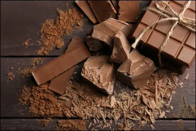 Quelle est la quantité moyenne de sucre présente dans 100 g de chocolat au lait ?