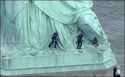 Des joints de cartons bitumeux, entre les plaques de cuivre, permettent...