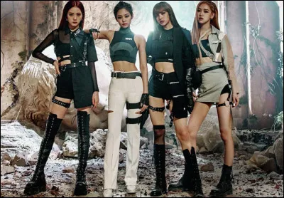 Qui a été la première membre à sortir un solo officiel ?