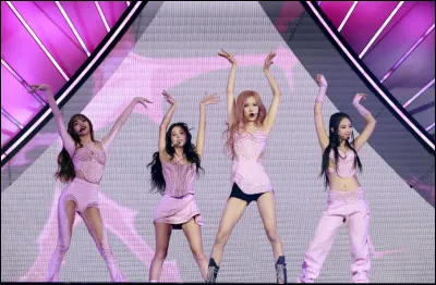 Quelle chanson commence par la phrase "Kick in the door, wave in the coco" ?