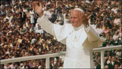 Durant son pontificat, Jean-Paul II s'est engagé contre les régimes communistes d'Europe de l'Est ; après son élection, il effectue l'un de ses premiers déplacements à l'étranger en Pologne, son pays natal, alors une "démocratie populaire" : c'était en ...