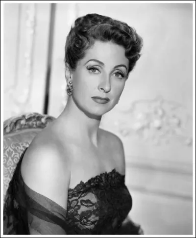 Miss est une s&eacute;rie t&eacute;l&eacute;vis&eacute;e fran&ccedil;aise en six &eacute;pisodes de 55 minutes.Miss, la cinquantaine et veuve d�un commissaire de police, va au fil de ses aventures et &agrave; sa fa&ccedil;on, d&eacute;nouer des affaires d�escroqueries et criminelles.Qui est cette Miss ?