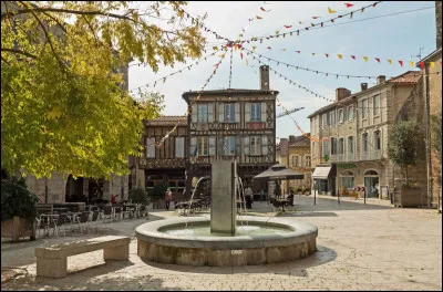 Commissaire Moulin est une série télévisée française en 70 épisodes de 90 minutes. Son acteur principal, Yves Rénier, a par la suite relancé la série, sous le titre Commissaire Moulin, police judiciaire : cette nouvelle série, composée de 51 épisodes de 90 minutes, a été diffusée du 19 octobre 1989 au 5 juin 2008. 
Pendant combien de temps, la série Commissaire Moulin a-t-elle été diffusée ?