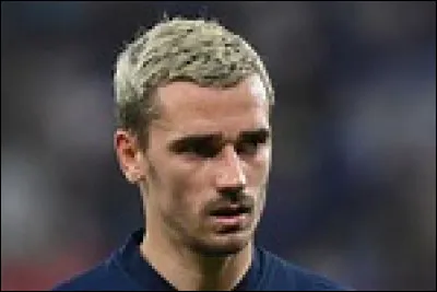 Navarro est une s&eacute;rie t&eacute;l&eacute;vis&eacute;e fran&ccedil;aise en 108 &eacute;pisodes de 90 minutes, cr&eacute;&eacute;e par Pierre Grimblat et Tito Topin. Cette s&eacute;rie met en sc&egrave;ne les enqu&ecirc;tes de Navarro, commissaire de police &agrave; Paris. Il &eacute;l&egrave;ve seul sa fille Yolande. &Agrave; quel pr&eacute;nom r&eacute;pond-il ?