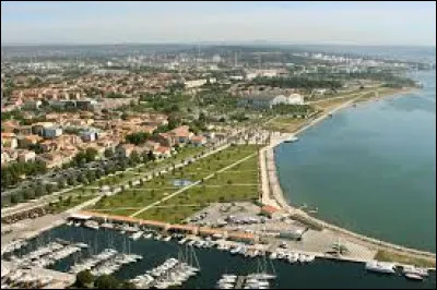 Quel est cette grande lagune de 155 km², située au nord-ouest de Marseille, dont les rives accueillent d'importantes activités industrielles ?