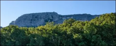 Quelle est ce massif montagneux, qui s'étend au sud-est du département aux limites du Var, et atteint 1 042 m au pic de Bertagne ?