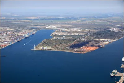 Quel est ce site portuaire qui accueille des industries lourdes et notamment depuis 1973 une usine sidérurgique côtière ?