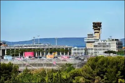 Quelle est cette ville de 33 000 habitants qui accueille l'aéroport de Marseille ?